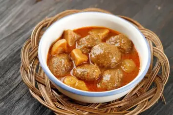 كرات الكفتة بالبطاطس وصلصة البهارات