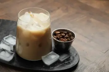 لاتيه الموز المكرمل مع جوز الهند والقرفة