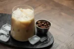 لاتيه الموز المكرمل مع جوز الهند والقرفة