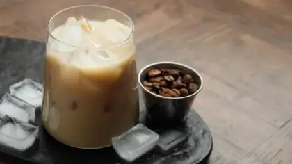 لاتيه الموز المكرمل مع جوز الهند والقرفة