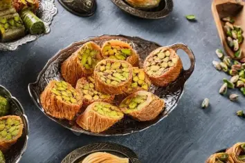 مبرومة الفستق الحلبي بالكنافة