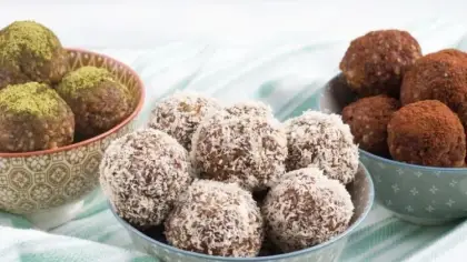 كرات التمر بالمكسرات وجوز الهند
