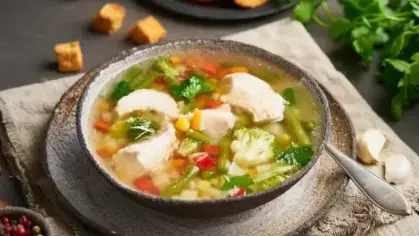 شوربة الدجاج بالخضروات والليمون