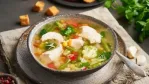 شوربة الدجاج بالخضروات والليمون