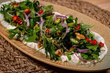 سلطة اللوز الأخضر باللبنة والأعشاب