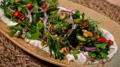 سلطة اللوز الأخضر باللبنة والأعشاب