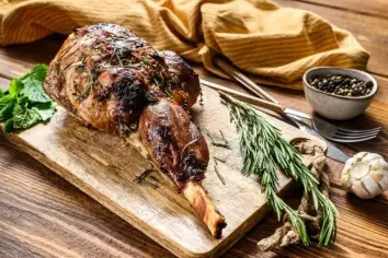 فخذ الخروف المشوي بإكليل الجبل والثوم ودبس الرمان