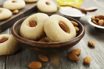 وصفة غريبة اللوز الناعمة