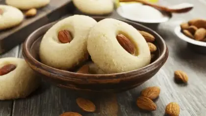 وصفة غريبة اللوز الناعمة