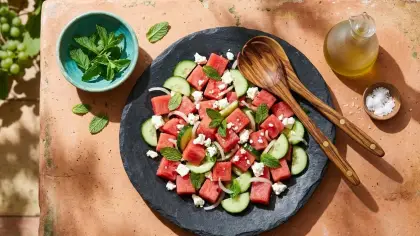 سلطة البطيخ والخيار بالفيتا والنعناع