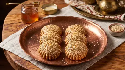 كعك العيد بالعسل والسمسم المقرمش