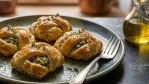 فطائر الزعتر والجبنة المجدلة