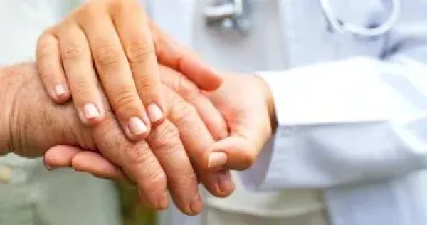أسباب ارتعاش عضلات الجسم ومتى تستدعي القلق