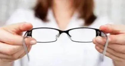 متى تحتاج نظارة قراءة وكيف تختارها