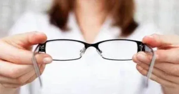 متى تحتاج نظارة قراءة وكيف تختارها