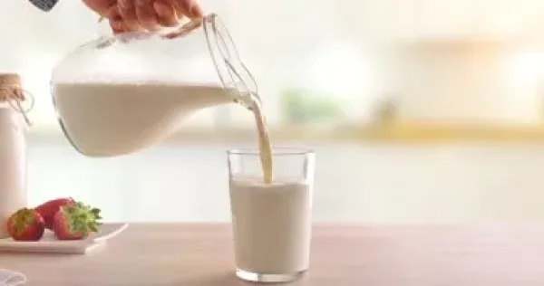فوائد اللبن الرايب الصحية وأفضل أوقات تناوله