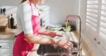 مخاطر ترك الأطباق المتسخة في حوض المطبخ