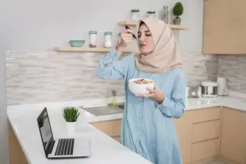تفسير رؤية إفطار العزباء الصائمة في المنام