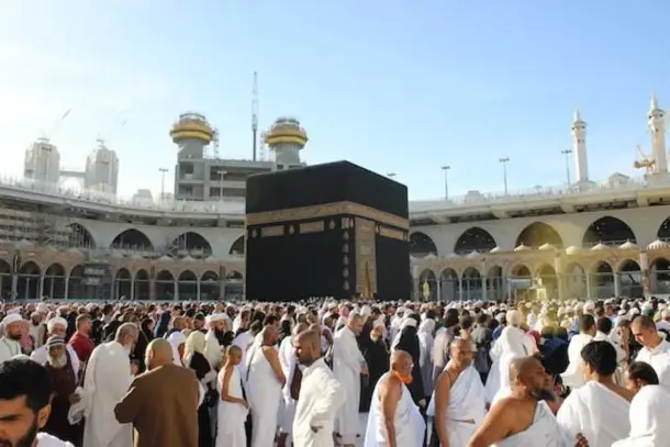 تأويلات رؤية العمرة والسفر إلى مكة المكرمة في منام المرأة المطلقة