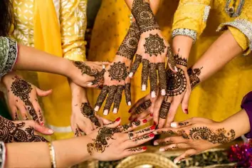 تفسير رؤية الحناء في المنام للمرأة المطلقة