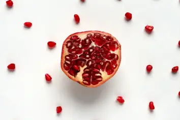 تفسير رؤية أكل الرمان في منام العزباء