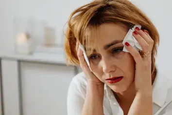 تأويل رؤيا وفاة شخص حي والبكاء عليه للمرأة الحامل