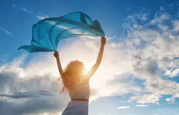 تفسير رؤية الطيران في المنام للمرأة المتزوجة