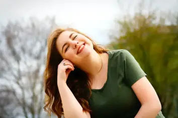 تفسير رؤيا الضحك في المنام للعزباء ودلالاته