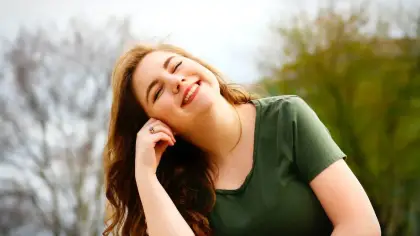 تفسير رؤيا الضحك في المنام للعزباء ودلالاته