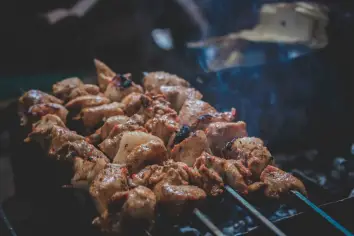 تفسير رؤيا أكل اللحم المطبوخ في المنام للمطلقة