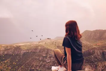 دلالات رؤية الطيران في المنام للعزباء
