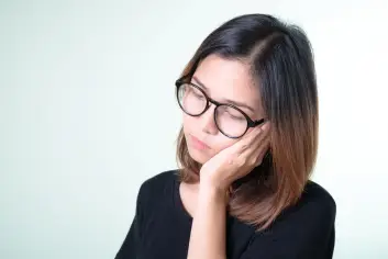 تفسير رؤية سقوط سن واحد في منام المتزوجة