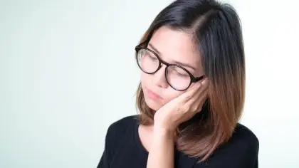 تفسير رؤية سقوط سن واحد في منام المتزوجة
