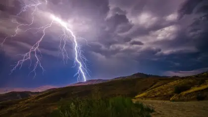 تفسير رؤيا البرق في المنام للعزباء ودلالاته