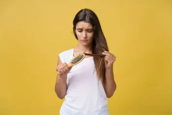 تفسير حلم تساقط الشعر عند لمسه