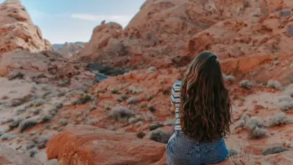 تفسير رؤية الشعر في المنام ودلالاته