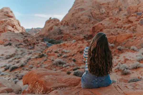 تفسير رؤية الشعر في المنام ودلالاته