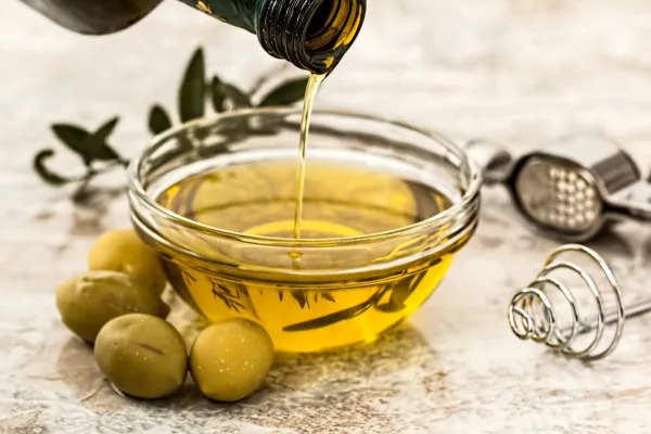 تفسير رؤيا دهن الجسم بزيت الزيتون في الحلم
