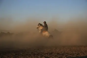 تفسير رؤية الغبار في المنام ودلالاته