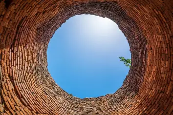 تفسير رؤية النزول إلى البئر في الحلم