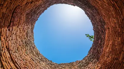 تفسير رؤية النزول إلى البئر في الحلم