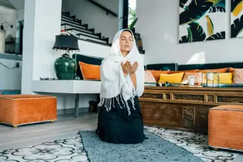 تفسير رؤية شخص معروف يصلي في المنام