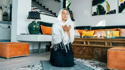 تفسير رؤية شخص معروف يصلي في المنام