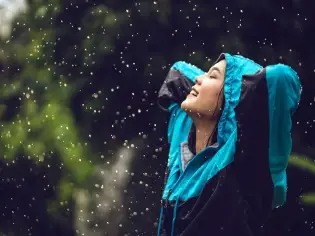 تفسير رؤية الدعاء تحت المطر في المنام