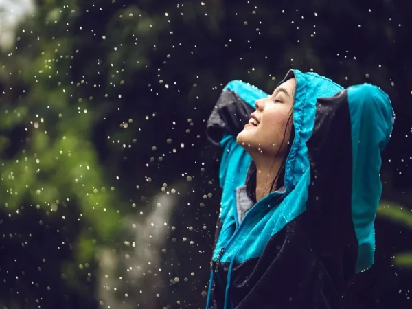 تفسير رؤية الدعاء تحت المطر في المنام