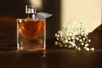 دلالات إهداء العطر في المنام وتفسيراته