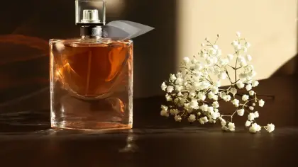 دلالات إهداء العطر في المنام وتفسيراته