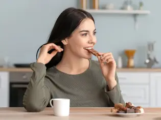 دلالات رؤيا أكل الحلويات في المنام