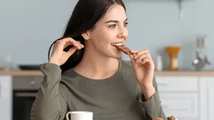 دلالات رؤيا أكل الحلويات في المنام