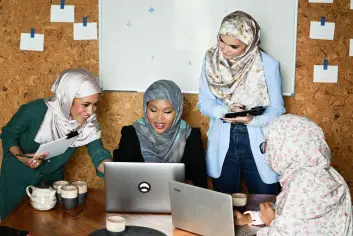 تفسير رؤيا الحجاب الملوَّن في المنام ودلالاته